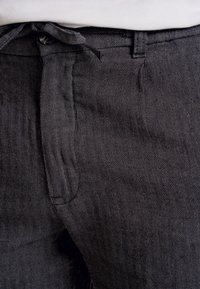 Unselected, black
