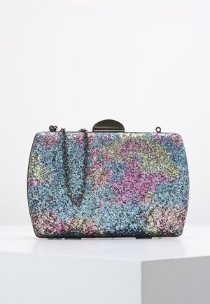 Prostokątna twarda kopertówka z wielokolorową brokatową powierzchnią w odcieniach niebieskiego, różowego, zielonego i złotego, z ciemnym metalowym zapięciem i łańcuszkiem na ramię.