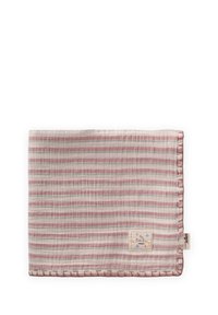 Svītrots kokvilnas segu gaiši rozā un baltā krāsā, ar teksturētu audumu, izšūtām malām un mazu birku apakšējā labajā stūrī.