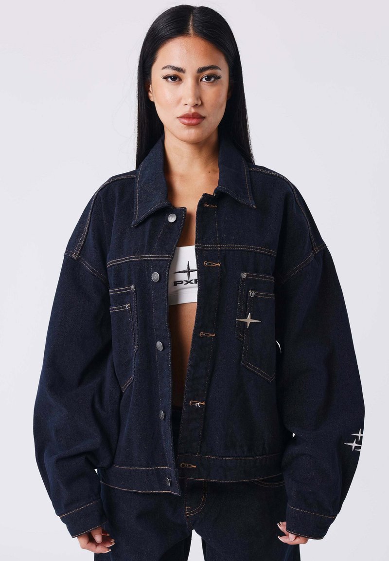 Giubbotto in denim blu scuro dalla vestibilità comoda, con colletto largo, tasche frontali e cuciture gialle a contrasto. Presenta una chiusura a pulsante.