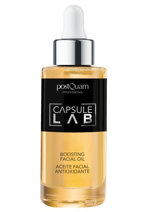 Botella gotero de vidrio transparente con aceite facial dorado etiquetado como postQuam Professional Capsule Lab Boosting Facial Oil antioxidante.
