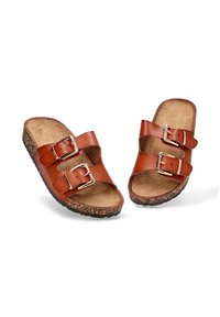 Sandalias de cuero marrón con dos hebillas ajustables, plantilla de corcho y suela de goma texturizada. Diseño de punta abierta.