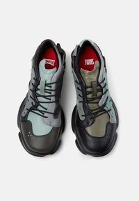 Sneakers con materiali misti in grigio, nero, menta e verde oliva. Forma arrotondata con lacci e una suola spessa. Interno imbottito.