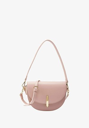 Borsa a mano in pelle rosa di forma semicircolare, con un accento in metallo dorato sulla parte anteriore e una tracolla regolabile.