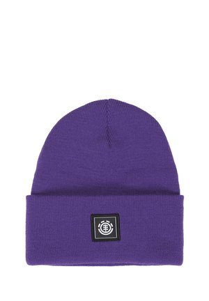 Bonnet en tricot violet avec un revers et un petit patch carré noir avec un logo d'arbre blanc au centre avant.