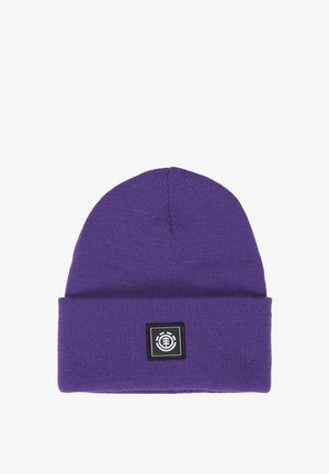 Fioletowa dziergana czapka beanie z podwiniętym rondem i małą czarną kwadratową naszywką z białym logo drzewa na środku z przodu.