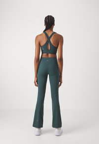Sweaty Betty POWER BOOT CUT 2.0 WRAP WAIST - Treniņtērpa apakšdaļas - trek green