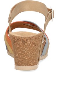 Sandalia de cuña con tacón de corcho, tira trasera en tono marrón y bandas frontales multicolores en naranja, azul y amarillo; base de corcho texturizada.