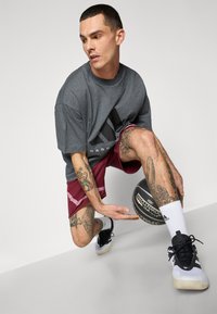 adidas Performance TEE - Camiseta estampada - dark grey heather
