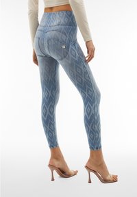 Freddy WR.UP® DENIM PUSH-UP - Skinny-Farkut - denblue aop ethnlaser blu s
