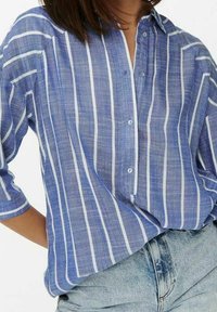 Camicia a maniche lunghe blu e bianca a righe, realizzata in tessuto leggero, dotata di colletto, maniche a tre quarti e vestibilità comoda.