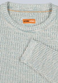 Hellblau gestreifter Pullover mit rundem Ausschnitt und orangefarbener Etikette. Der Stoff hat eine weiche Textur mit einem dezenten Muster.
