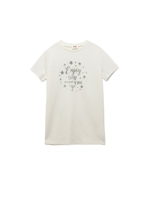 Camiseta blanca de algodón con mangas cortas. Presenta un texto gráfico plateado rodeado de estrellas que dice: "Disfruta cada momento de tu vida."