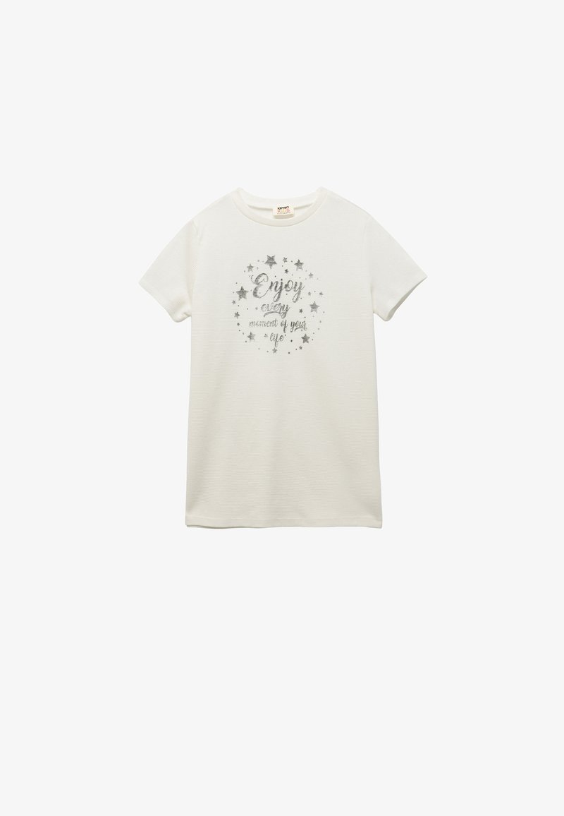 Hvid bomulds T-shirt med korte ærmer. Har en sølv grafisk tekst omgivet af stjerner, der står: "Nyd hvert øjeblik af dit liv."