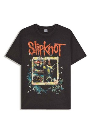 Schwarzes Slipknot-Band-T-Shirt mit verwaschenem orangefarbenem Logo über einer Grafik eines Ziegenkopfs und abstrakten Formen, umgeben von kleinen weißen Fliegen.