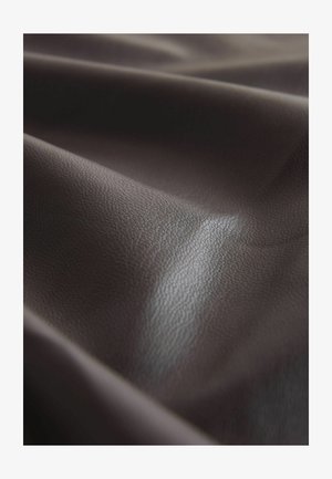 Dunkelbraunes, strukturiertes Ledergewebe, das weiche Falten, einen subtilen Glanz und ein genopptes Oberflächenmuster zeigt. Eignet sich für Polsterungen oder zum Basteln.