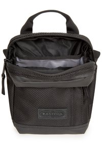 Borsa Eastpak nera realizzata in tessuto testurizzato, con una chiusura superiore con zip, tasca anteriore e una maniglia robusta. Interno foderato in materiale grigio.
