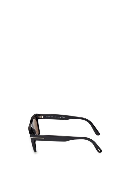Ochelari de soare rectangulari negri, cu rame groase, având un design elegant, accente subțiri de argint pe brațe și lentile fumurii.