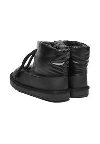 Czarne, puszyste ankle bootsy z błyszczącą, miękką cholewką, sznurowanym zapięciem oraz teksturowaną gumową podeszwą. Zaprojektowane z myślą o ciepłu i komforcie.