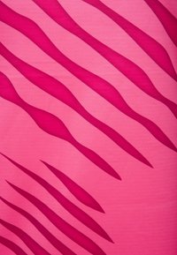 Vaaleanpunainen kangas, jossa on aaltoilevia tummemman vaaleanpunaisia raitoja. Pinta näyttää sileältä, ja siinä on tasainen muotoilu ilman lisäkuvioita tai yksityiskohtia.