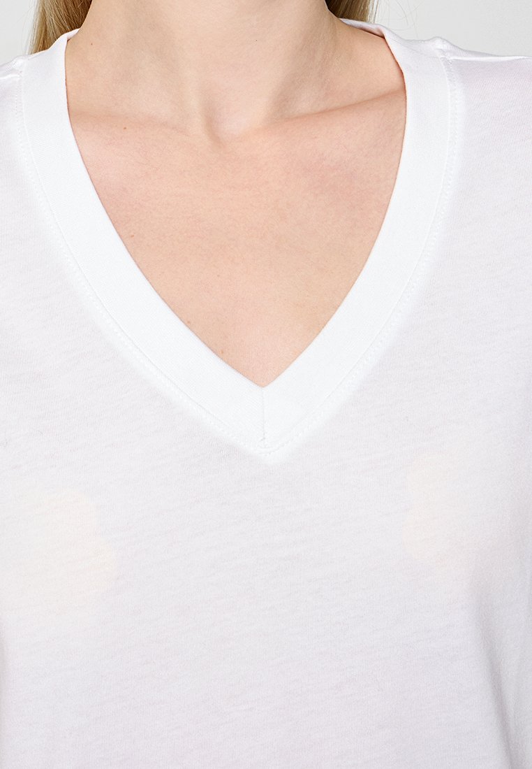 Weißes Baumwoll-T-Shirt mit tiefem V-Ausschnitt, das eine weiche Textur und dezente Nähte am Halsauschnitt aufweist.
