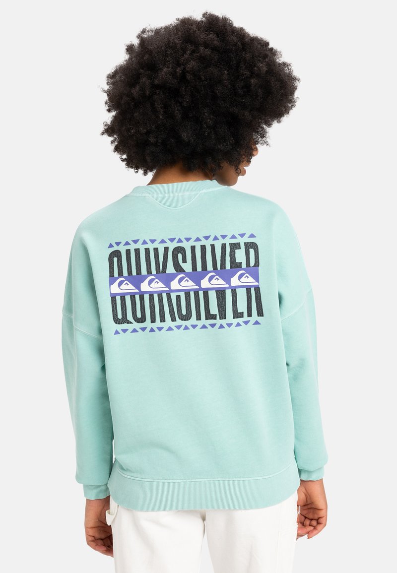 Mintgrønn sweatshirt med rund hals, som har en stor svart "Quiksilver" logo og et flerfarget mønster på baksiden.