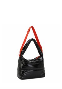 Bolsa negra de nailon brillante con un diseño acolchado, con una correa roja ajustable y un bolsillo con cremallera en la parte delantera.