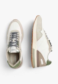 Witte en beige sneakers met een mix van suede en lederen materialen. Voorzien van grijze veters en groene accenten. Geprofileerde rubberen loopzool.