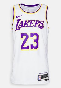 Weißes Basketball-Trikot mit "LAKERS" in lila und gelber Schrift, Nummer "23" in lila mit gelbem Rand, Nike-Logo am Hals.