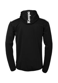 Zwarte sportieve hoodie van gladde stof, met een capuchon, lange mouwen en een wit logo op de rug en schouder.