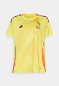 Camisa de futebol amarela com padrão em gradiente, realces em roxo e laranja, gola redonda, mangas curtas e logotipo no peito. Material leve.