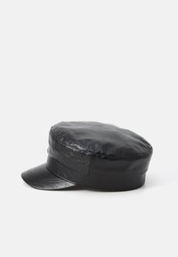 Must have musta nahkist müts ümarate krooni ja lühikese, küljelt kõverdunud äärega. Sile tekstuur, läikiv viimistlus ja õmblustega detailid riba ümber.