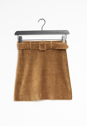 Mini-jupe en velours côtelé marron avec ceinture assortie sur un cintre noir, fond blanc.