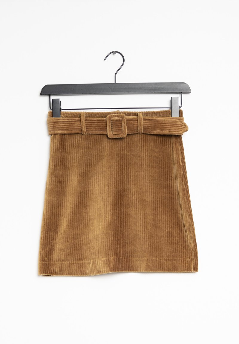 Mini-jupe en velours côtelé marron avec ceinture assortie sur un cintre noir, fond blanc.