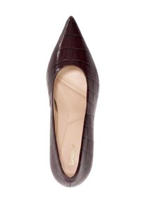 Chaussure à bout pointu en cuir verni bordeaux avec texture crocodile, dotée d'un côté ouvert et d'une semelle intérieure beige. Marque dorée à l'intérieur.