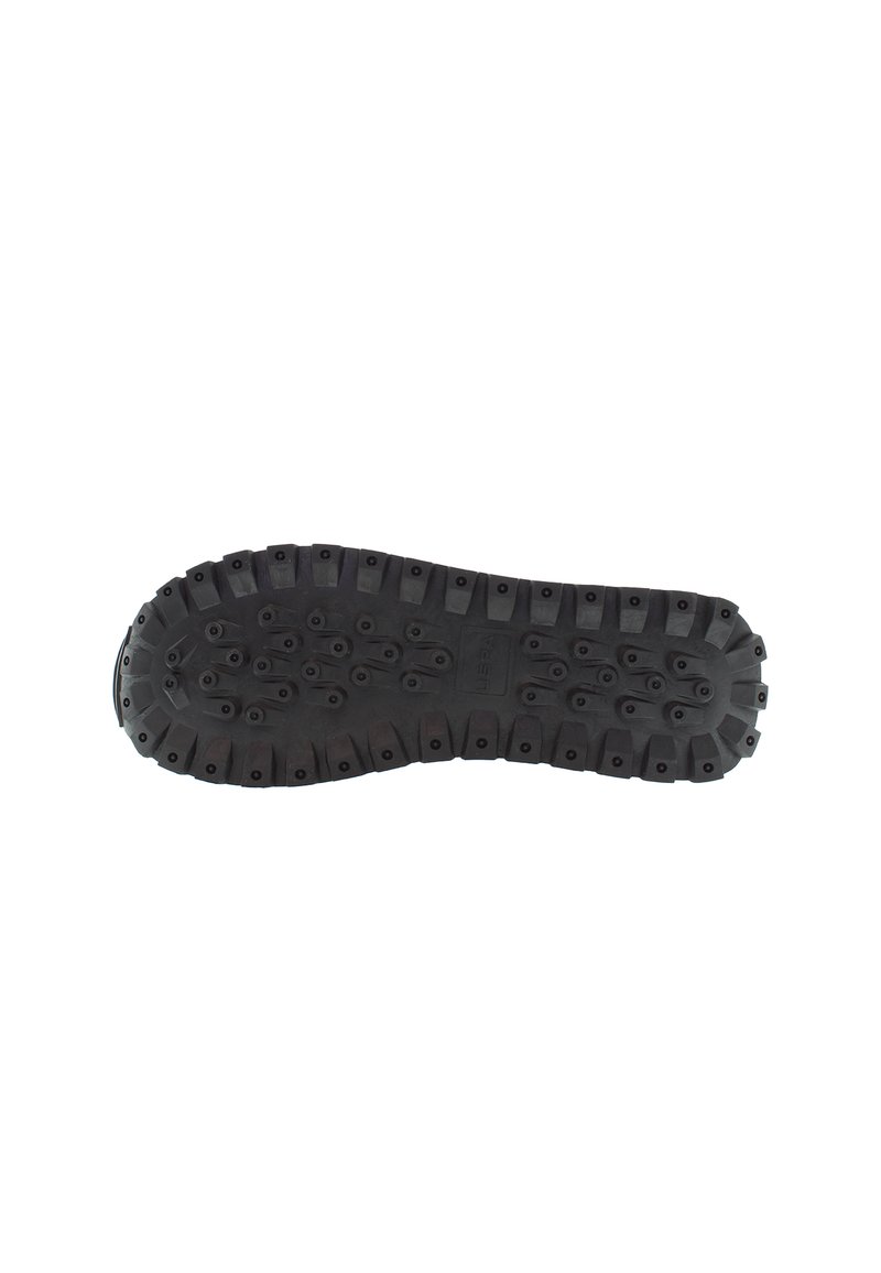 Suola di scarpa nera e robusta con scanalature profonde e multidirezionali progettate per migliorare la presa e la durata.