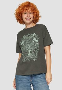 Donkergrijze katoenen t-shirt met een grote lichtgroene boom- en bloemenafbeelding, met korte mouwen en een relaxte pasvorm.