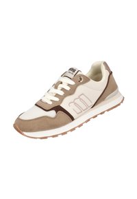 Zapatilla beige y marrón con parte superior de ante texturizado y malla, cordones blancos y suela de goma con agarre estampado.