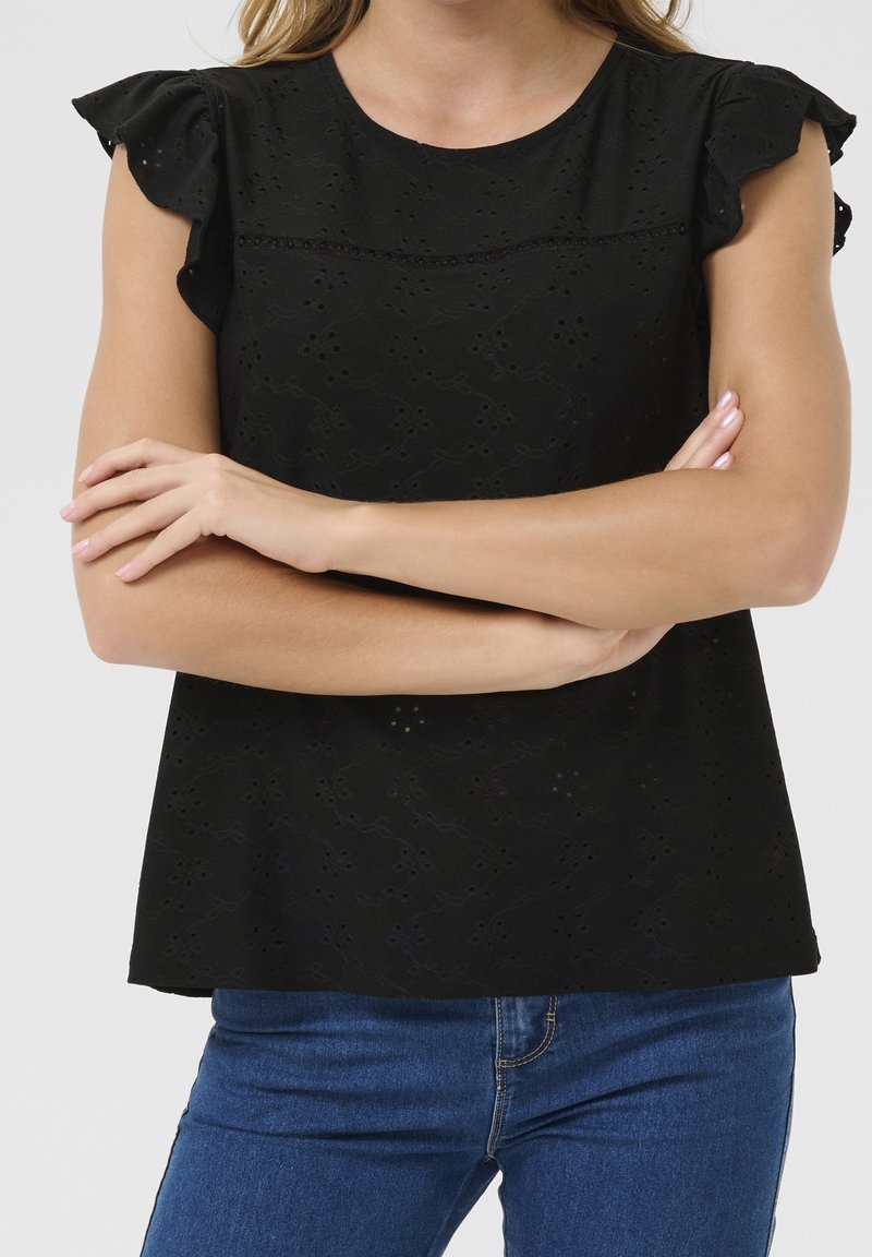 Top nero con maniche corte volants, caratterizzato da un design testurizzato con ritagli e ricami. Abbina con jeans blu.