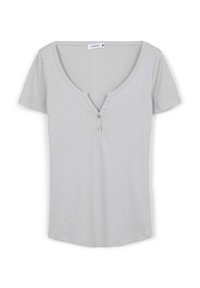 T-shirt grigio chiaro a maniche corte con scollatura profonda e patta con tre bottoni. Tessuto morbido in misto cotone con una superficie liscia.