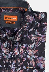 Schwarzes Blumenshirt in regular Fit mit einem lebhaften mehrfarbigen Blumenmuster, Knopfverschluss und einem auffälligen rechteckigen Etikett.