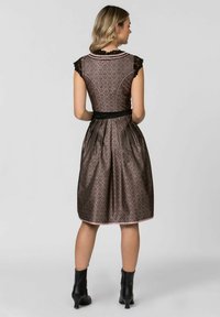 Braun gemustertes Kleid mit Spitzenärmeln, plissiertem Rock und einem schwarzen Gürtel. Es hat einen runden Ausschnitt und einen hellrosa Saum.