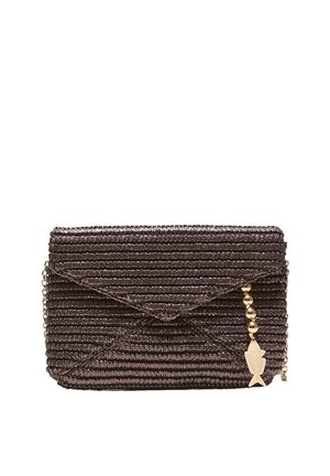 Tmavohnedé tkané psaníčko s preklápacou klopou v tvare obálky a zlatým reťazcom s visiaci príveskom v tvare ryby a okrúhlymi korálkami.