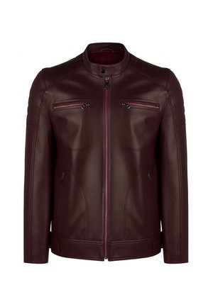Bordeauxlederjacke mit Stehkragen, gesteppten Schultereinsätzen und zwei Reißverschlusstaschen auf der Brust. Glatte Textur und taillierte Passform.