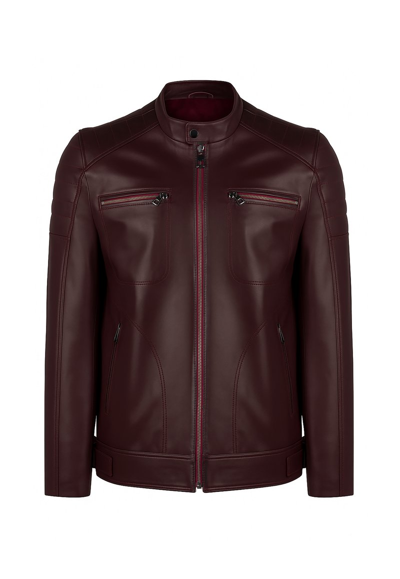 Veste en cuir bordeaux avec un col montant, détails matelassés aux épaules et deux poches poitrine zippées. Texture lisse et design ajusté.