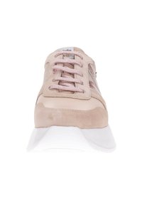 Sneaker in suede rosa chiaro con accenti testurizzati, caratterizzato da suola in gomma bianca e lacci tondeggianti. Pannello laterale in rete per traspirabilità.