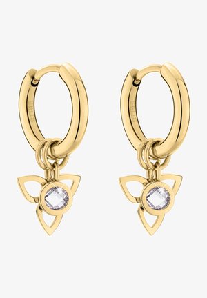Goldfarbene Creolen mit einem dreieckigen Anhänger, der einen klaren Edelstein trägt. Glatte Metalloberfläche mit kunstvollem Ausschnittdesign.