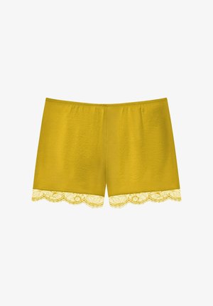 Shorts jaunes en soie avec une large ceinture et une délicate bordure en dentelle à l'ourlet.