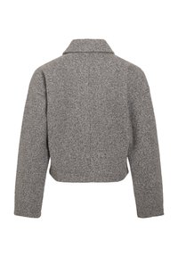 Szara skrócona kurtka wykonana z teksturowanej tkaniny. Posiada szeroki kołnierz i długie rękawy, o prostej i czystej formie. Brak widocznych elementów metalowych.