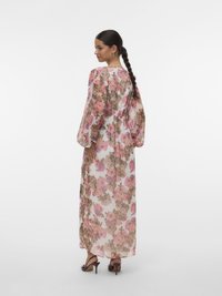 Maxi-jurk met lange, doorzichtige mouwen, voorzien van een bloemenpatroon in roze en beige op een lichte achtergrond. Getailleerde taille en een vloeiende silhoeet.